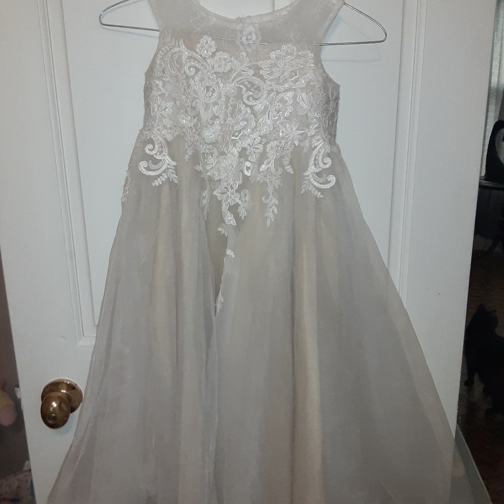 Like Brand Davids Bridal Flower Girl Dress Size 4. Worn April 2022.No stains